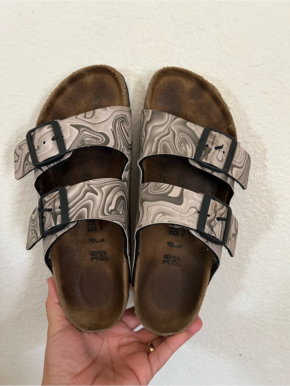 Birkenstock Arizona Birko-Flor Color: Marbletwirl Black/White Sandal Size 7 - Picture 13 of 16
